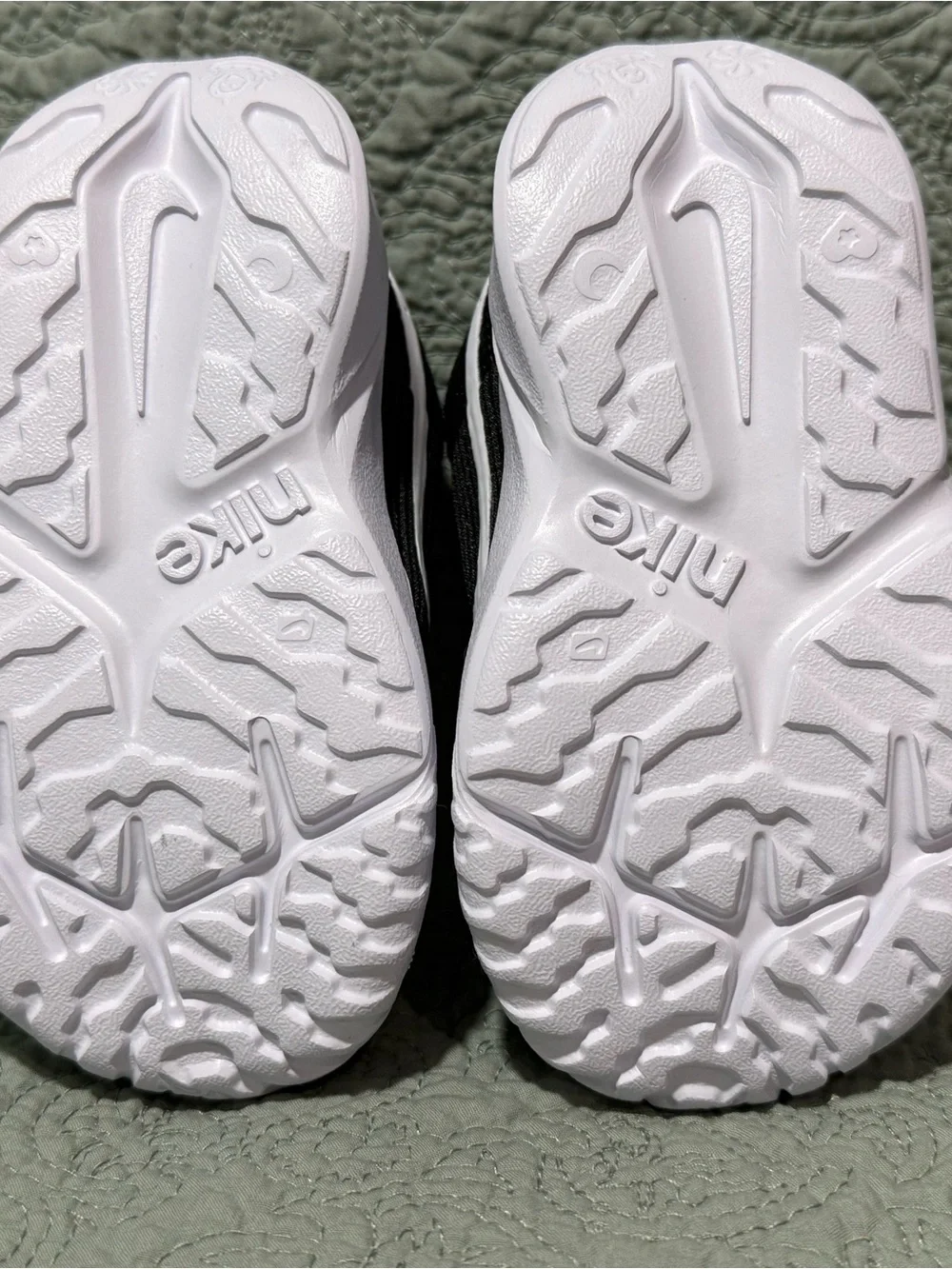 Nike Star Runner 4. Size 5c Black and white
